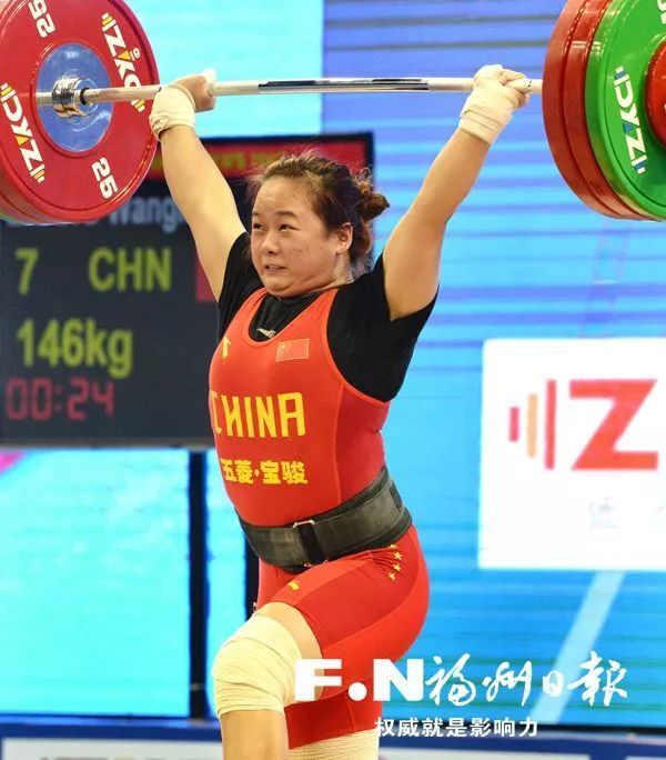 张旺丽在2019年举重世界杯暨东京奥运会资格赛76公斤级挺举比赛中.