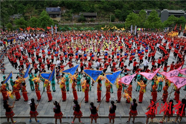 重点扶持土家族织锦技艺,苗族银饰锻制技艺和湘西苗绣进行非遗产品的