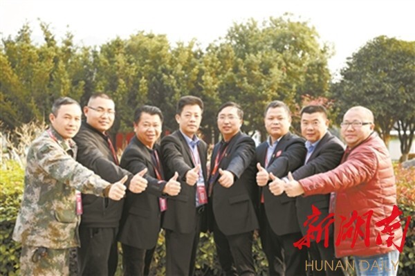 1月4日，双牌县，网约车师傅（从左到右）袁小军、何涛、蒋辉阳、黄良跃、潘顺森、许斌、丁顺民、黄大国在一起合影。