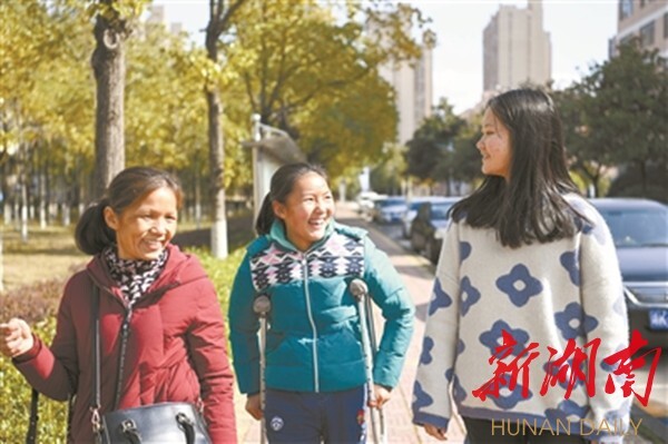 1月7日，娄底职业技术学院，韩力（中）与室友及来接她回家的妈妈在校园内散步。 本文照片均为 湖南日报·新湖南客户端记者 傅聪 摄