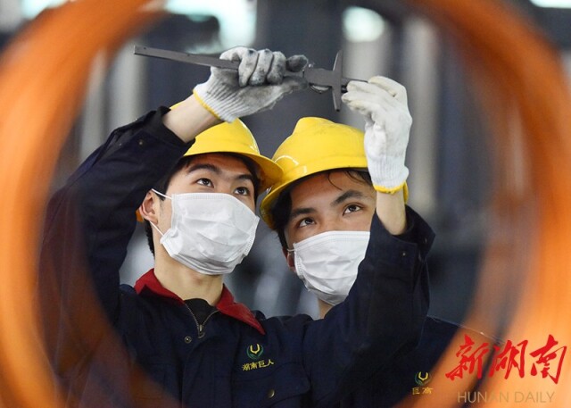 2月17日，嘉禾县经济开发区巨人机床有限公司，工人在加工机械铸件产品。黄春涛 摄