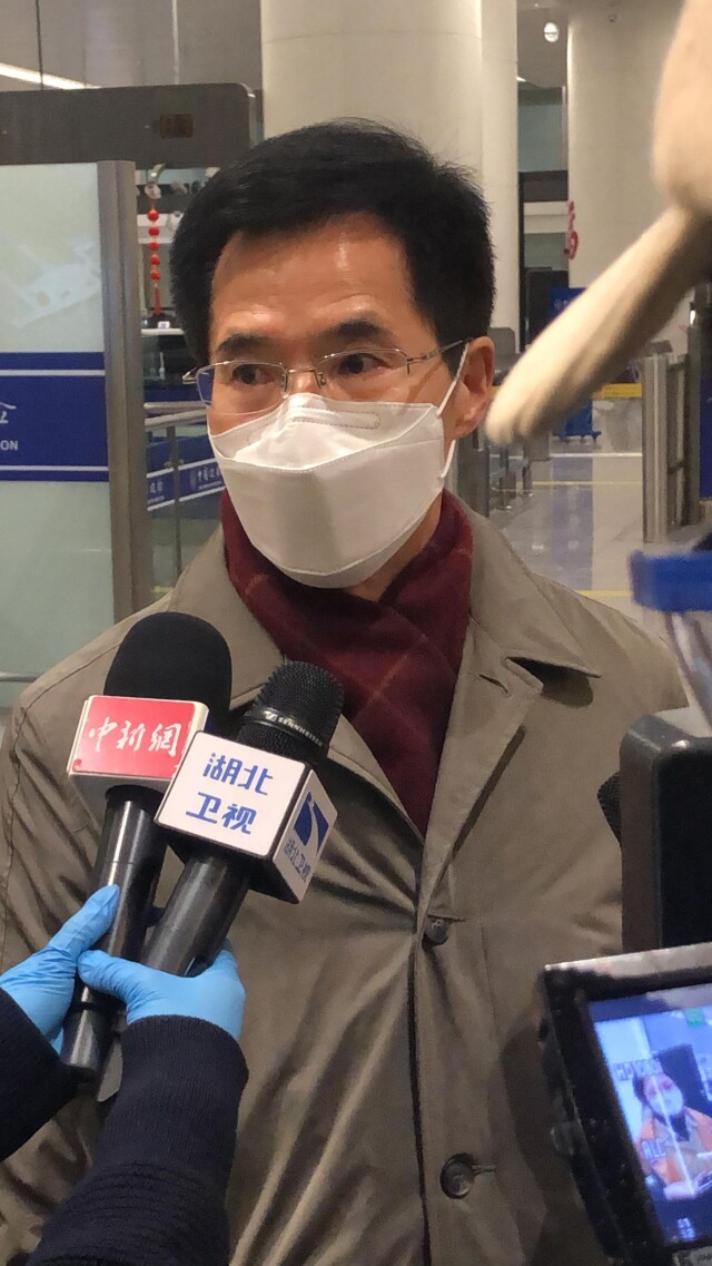 韩国新任总领事乘临时货机抵汉赴任,还带来了救援物资