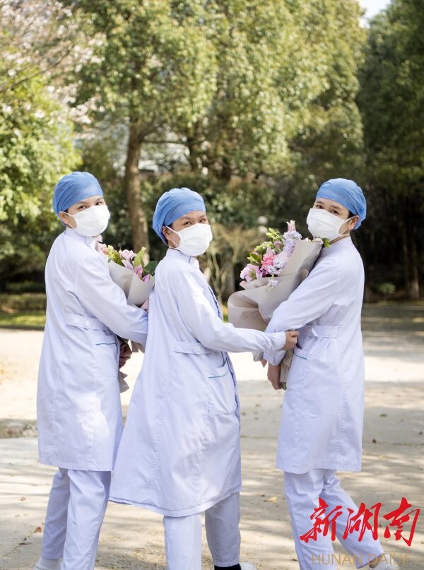 3月14日，长沙市第一医院北院，医护人员欢送最后一名新冠肺炎确诊患者治愈出院后，脸上露出开心地笑容。湖南日报·新湖南客户端记者 唐俊 段涵敏 摄影报道