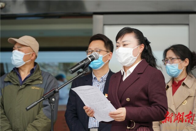 湘西州卫健委党组书记,主任邓建英主持捐赠仪式