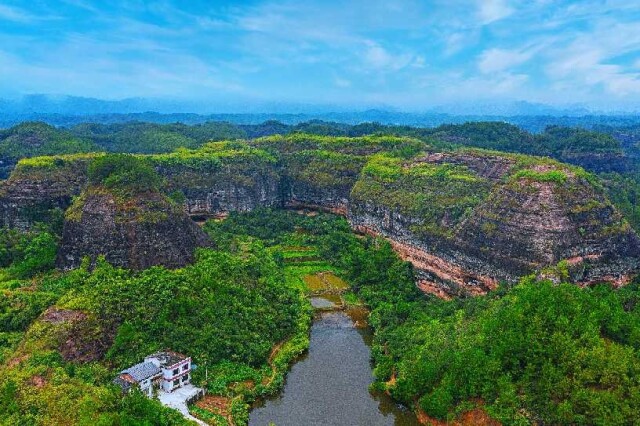 平江县木金乡有一处"穿岩".
