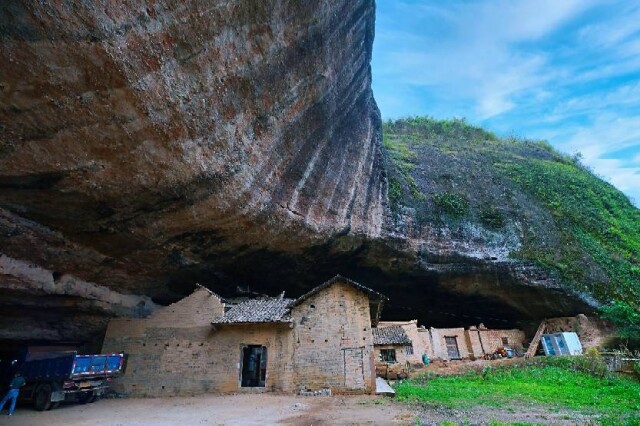 平江县木金乡有一处"穿岩".