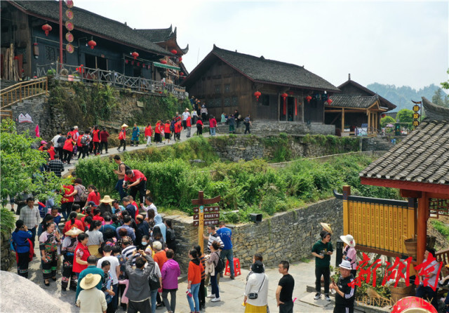 (5月1日，十八洞村迎来了60多人的省内旅游团。郑翔 摄)