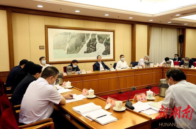 （5月26日上午，湖南代表团在驻地分组审议全国人大常委会工作报告。）