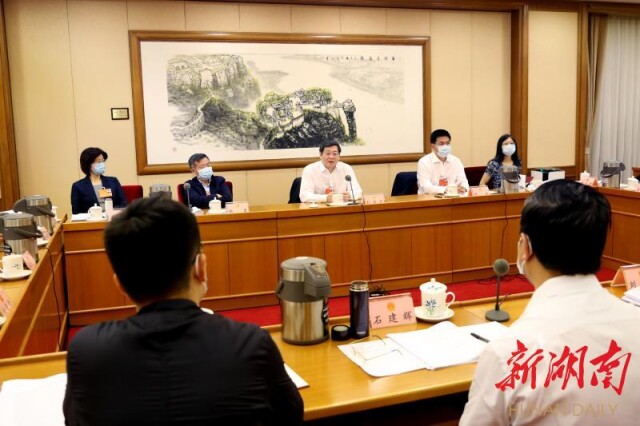 （5月26日下午，湖南代表团分组审议“两高”工作报告。）