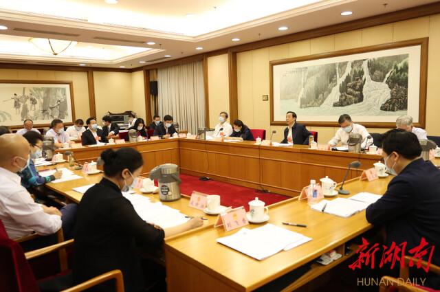 （5月27日上午，湖南代表团分组审议“两高”工作报告。）