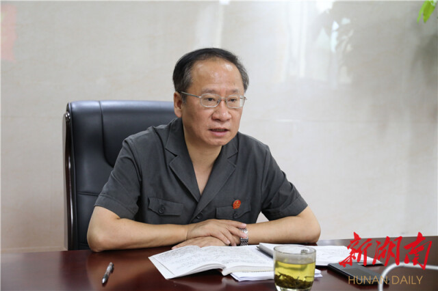 凤凰法院:召开深化教育及专项整治讨论交流会