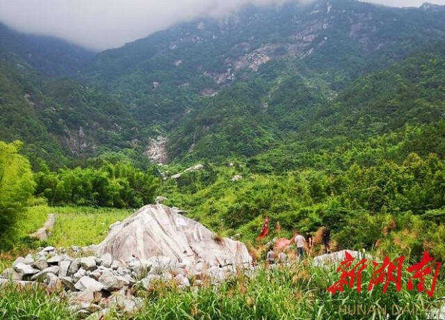 上午在汨罗江的源头黄龙山的时候还艳阳高照,下午到黄庭坚纪念馆慈 