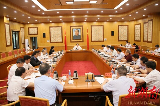 (7月3日上午,省委书记杜家毫与工程机械领域部分专家、企业家座谈。) (7月3日上午,省委书记杜家毫与工程机械领域部分专家、企业家座谈。)