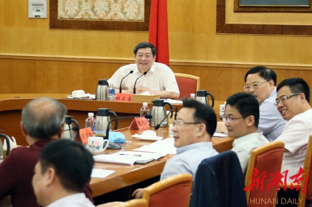 (7月3日上午,省委书记杜家毫与工程机械领域部分专家、企业家座谈。以上图片均为湖南日报·新湖南客户端记者 罗新国 摄) (7月3日上午,省委书记杜家毫与工程机械领域部分专家、企业家座谈。以上图片均为湖南日报·新湖南客户端记者 罗新国 摄)