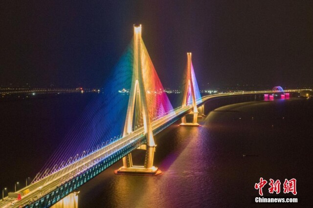 沪苏通大桥夜景图片