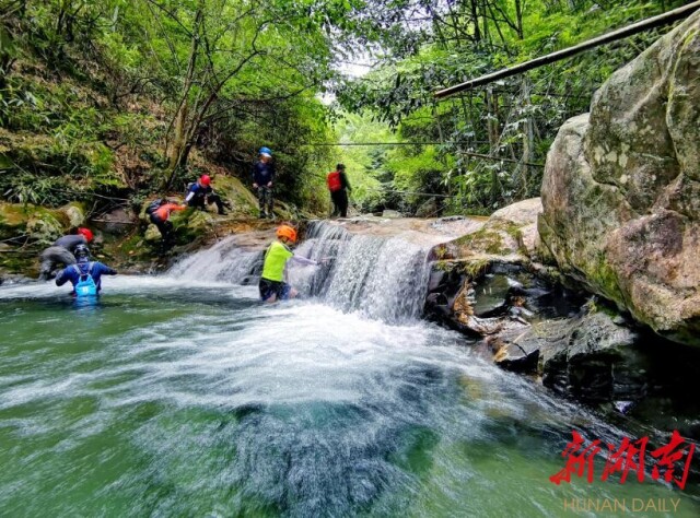 徐家洞,現名思源村,位於平江連雲山主峰北面的大峽谷中.