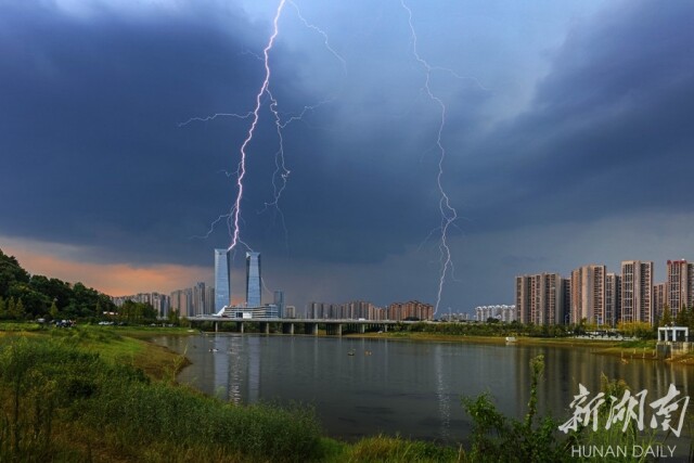 长沙出现雷电天气 闪电划破天空