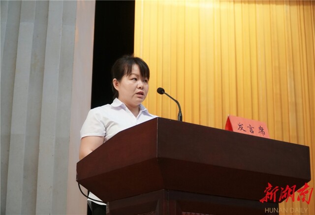 湘西爱尔眼科医院院长,主任医师黄慧发言