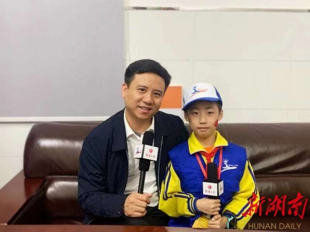 小记者贺梓境与衡阳市科协党组书记胡书伟合影