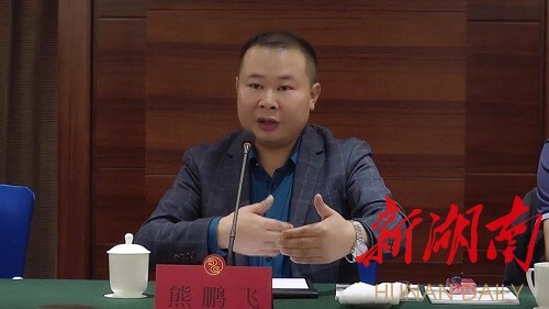 座谈会上,王兆铭听取了广州环梦生物科技有限公司总经理熊鹏飞就化妆