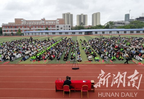 麦天文)10月16日,江华瑶族自治县公安局交警大队来到江华职业中专