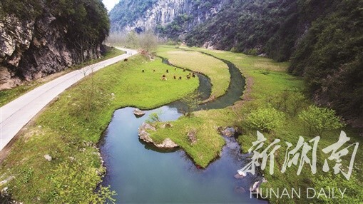 走出八大公山,水邊部分整修後的民居打造成了民宿.