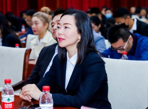 (长沙水业集团人力资源部部长李艳与同学们亲切交流)