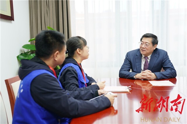 11月2日下午，省委书记杜家毫参加第七次全国人口普查现场登记，与普查员亲切交谈。湖南日报记者 罗新国 摄