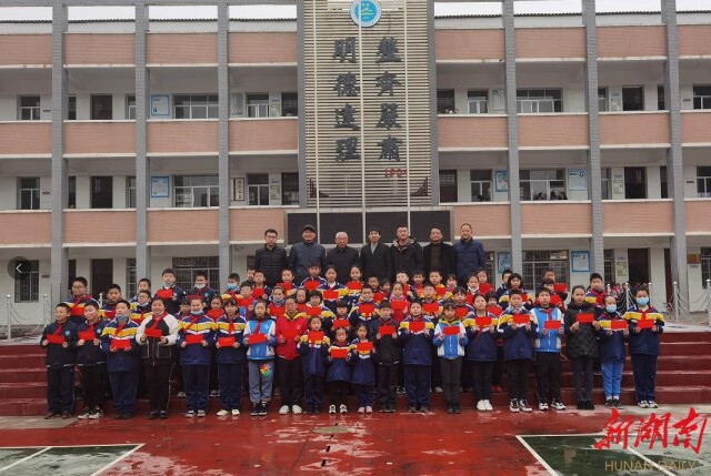 华容县实验小学60名学子获助学金