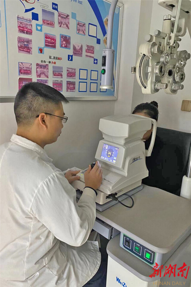 以“镜”谢师恩 同享光明路——小易眼镜保靖店为教师免费配眼镜送“光明”