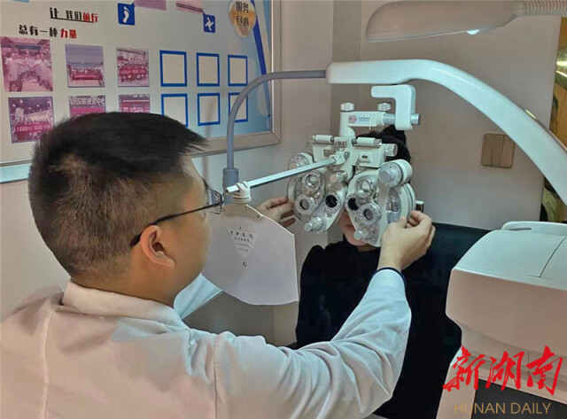 以“镜”谢师恩 同享光明路——小易眼镜保靖店为教师免费配眼镜送“光明”