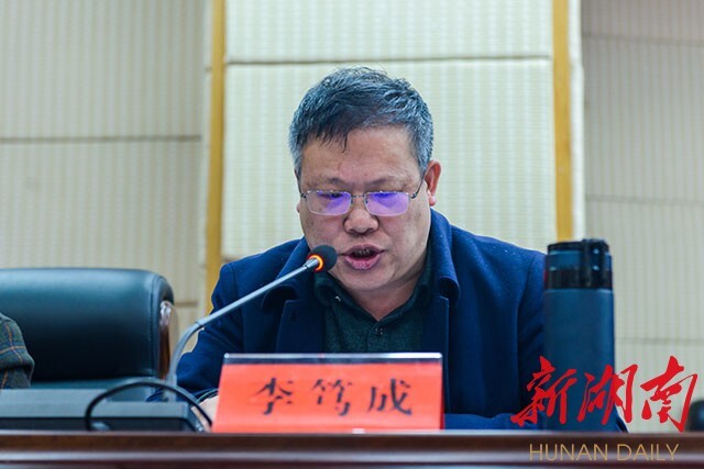 (李笃成宣读城区交通秩序和环境卫生集中整治方案)