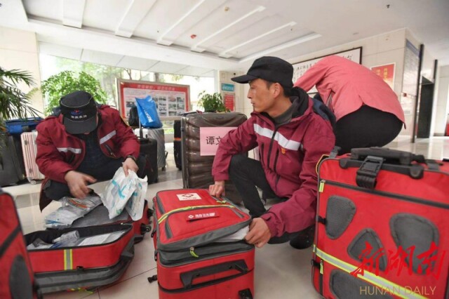 队员们清点行李。以上图片均由湖南日报·新湖南客户端记者 辜鹏博 唐俊 摄