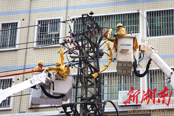 國網衡陽供電公司帶電作業讓居民春節用上舒心電