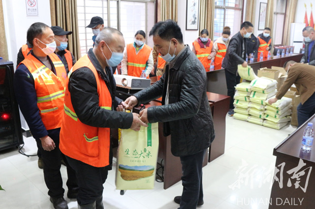 雨湖环卫：春节前夕送温暖，殷殷浓情暖人心