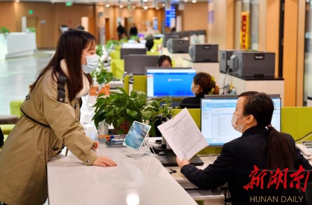 让老百姓办事更便捷更满意省政府政务服务中心新春上班首日见闻