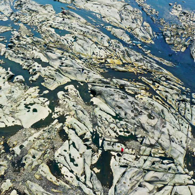 资水流经桃江县泉峰滩时，其上蚀沟纵横、壶穴密布，蔚为壮观。摄影/卢七星