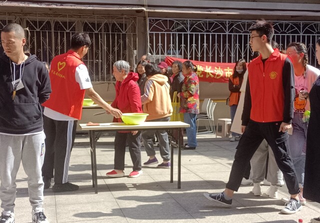 长沙民政职院青年大学生进社区助力志愿服务活动