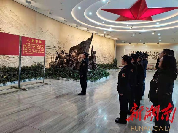 在通道轉兵紀念館門口雕像前,支部全體黨員面對黨旗重溫入黨誓詞,表達