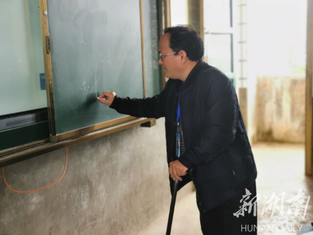 中国好人 | “拐杖爸爸”李军：钢针刺骨也要站在讲台上