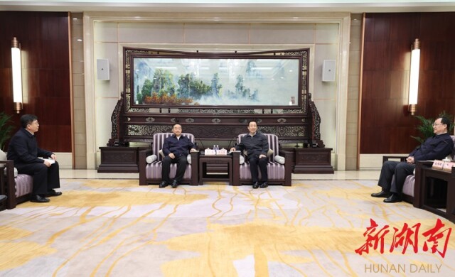 4月22日下午,我省与农业农村部签署省部合作框架协议。签约仪式前,省委书记、省人大常委会主任许达哲,省委副书记、省长毛伟明与中央农办主任、农业农村部部长唐仁健一行座谈。 4月22日下午,我省与农业农村部签署省部合作框架协议。签约仪式前,省委书记、省人大常委会主任许达哲,省委副书记、省长毛伟明与中央农办主任、农业农村部部长唐仁健一行座谈。