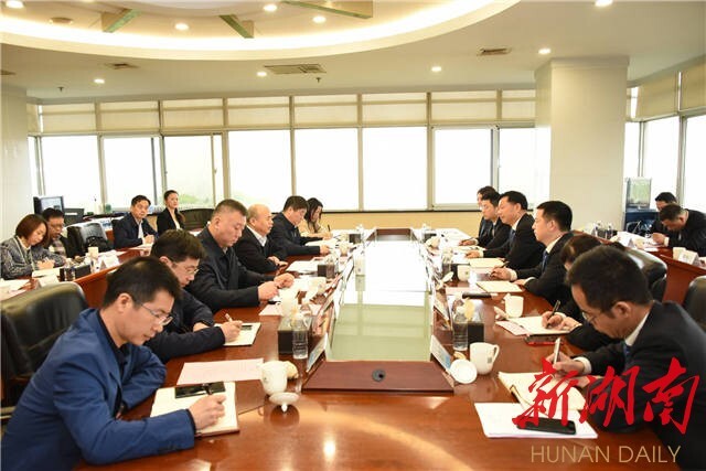 4月21日,谢文辉与集团有关负责人来到长沙高新区就保障高新区赢水