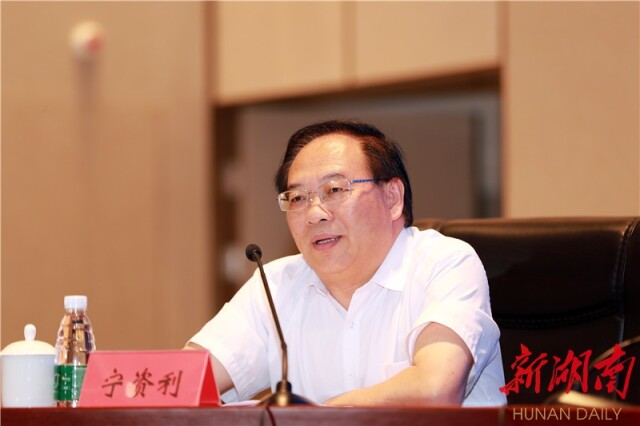 省政府督查室主任宁资利为湘西州政府党组上专题辅导课