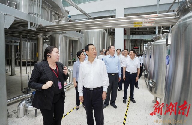 会前，与会人员在浏阳经开区考察企业。