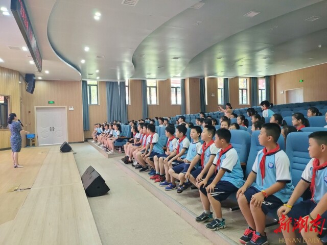 清水塘鹅秀小学学子争当城市形象传播者