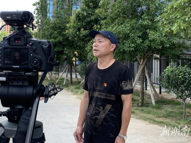 " 欧爱国说,他们探索实行了劳动力转移策略,动员村