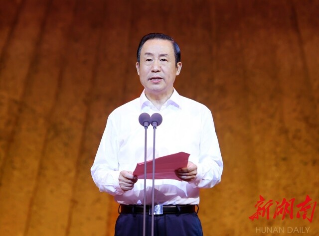 省委书记、省人大常委会主任许达哲致辞。