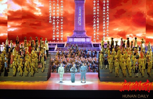 6月19日晚上，“百年正青春”湖南省庆祝中国共产党成立100周年文艺晚会在长沙梅溪湖国际文化艺术中心正式首演。图为演出现场。