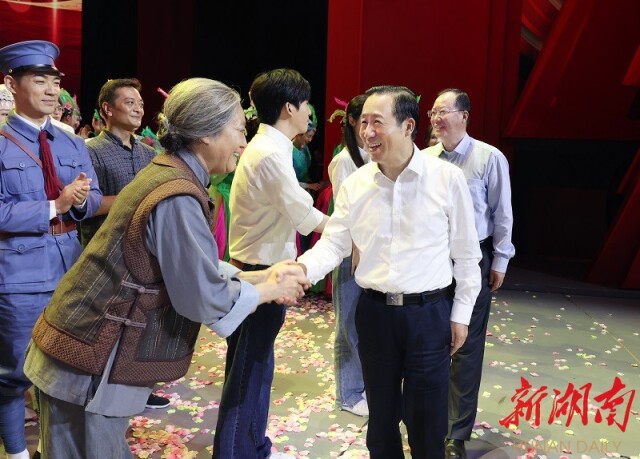 演出结束后，省委书记、省人大常委会主任许达哲，省委副书记、省长毛伟明等与参演人员亲切握手交谈。湖南日报·新湖南客户端记者 赵持 李健 摄