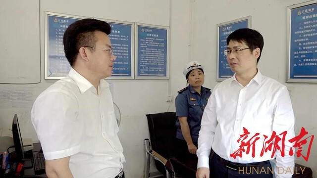 在灵官治超站,梁成谷检查了治超站基础设施,详细询